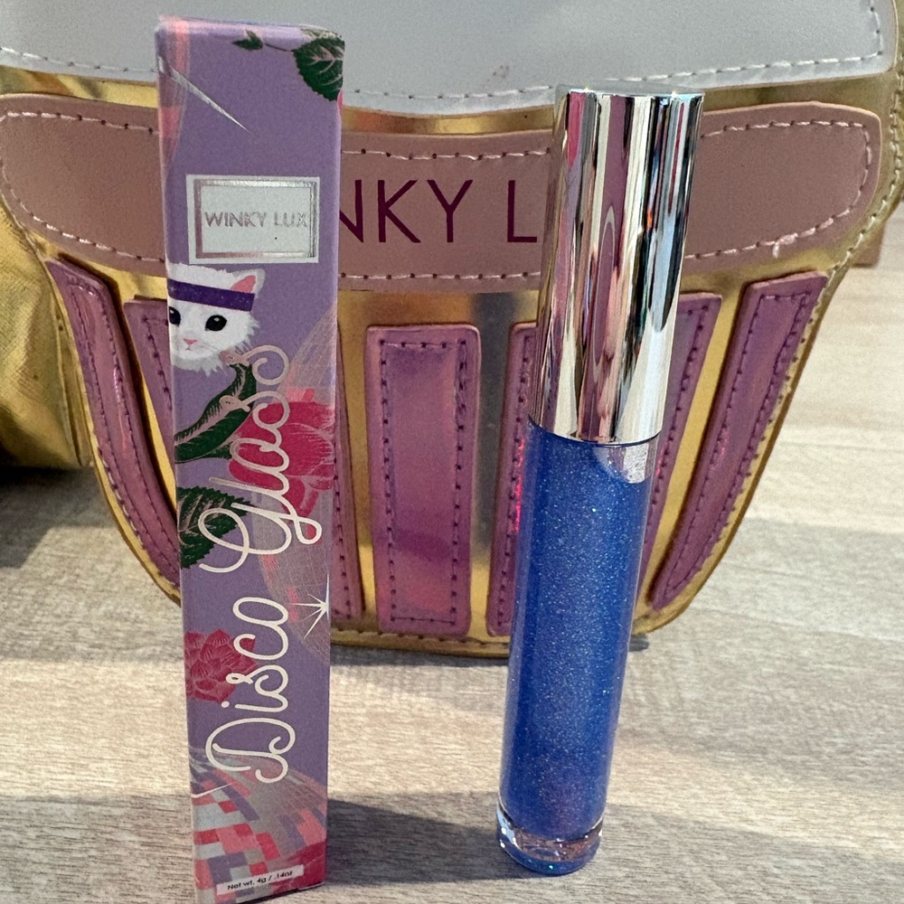 WINKY LUX Disco Gloss - goes on pink